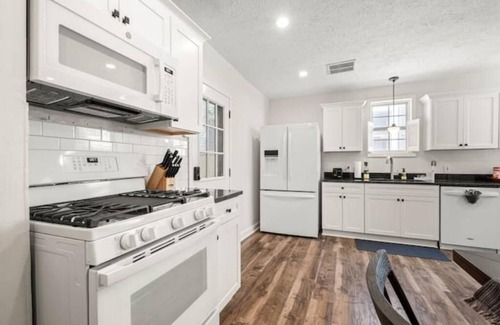 Shelby Park House | Logan Street: Centrally Located, Renovated w/3 Beds