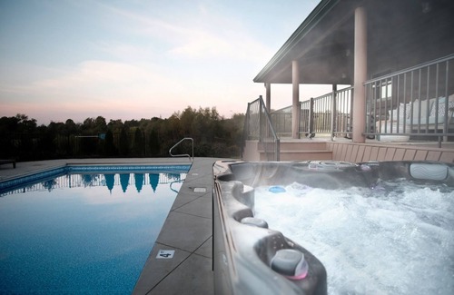 Coxs Creek Cabin | LogCabin-15 min Bardstown Pool