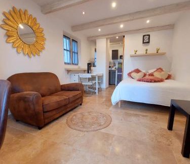 Viens Apartment | Logement d'exception près du Colorado provencal dans une résidence au calme avec piscine offrant une vue imprenable sur le Luberon depuis sa terrasse