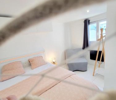 Juvignac Apartment | Logement indépendant "Les Coquelicots", terrasse proche des plages et Montpellier