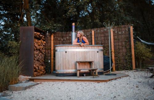 Ohey Villa | Logement insolite miroir dans la nature avec hottub et sauna