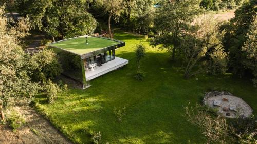 Ohey Villa | Logement insolite miroir dans la nature avec hottub et sauna