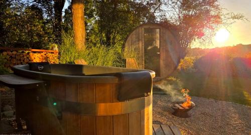 Ohey Villa | Logement insolite miroir dans la nature avec hottub et sauna