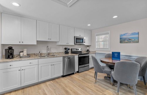 Surf City Hotel | Loggerhead Inn & Suites - Premium King Suite in hotel in Surf City, North Carolina