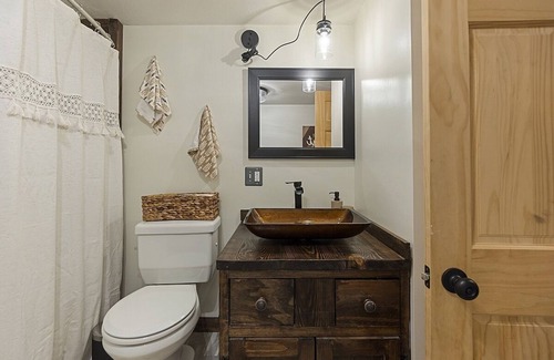 Thornton Cabin | LogHome W/Private Hot Tub~Pet Friendly Near Loon Mtn,Waterville & OWls Nest Rest