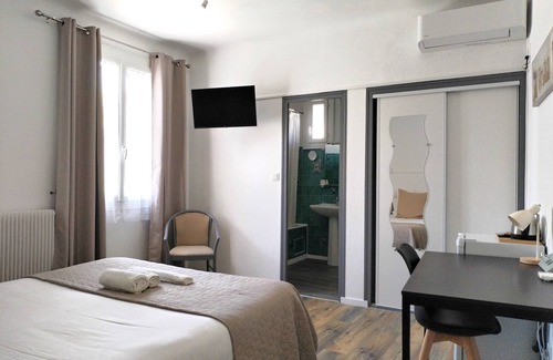 Entraigues-sur-la-Sorgue Hotel | Logis Hôtel La Bastide d'Entraigues
