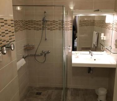Chaufour-les-Bonnieres Hotel | Logis Hôtel Les Nymphéas