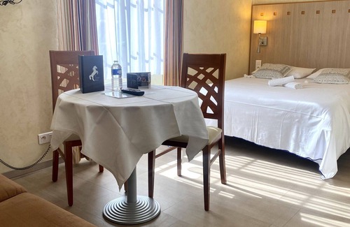 Vouille Hotel | Logis Le Cheval Blanc et Clovis