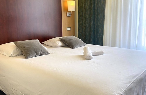 Vouille Hotel | Logis Le Cheval Blanc et Clovis
