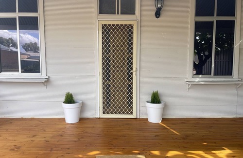 Broken Hill Cottage | Lola’s Cottage is a 2 bedroom cottage close to the shops and main part of town.