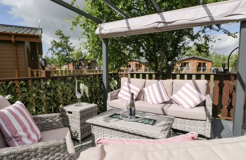 South Lakeland Leisure Village Cottage | LOLUKE LODGE ON THE LAKE, family friendly, with a garden in Carnforth