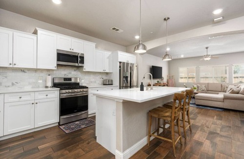 Clovis House | Loma Vista | Luxe Haven | EV Charger