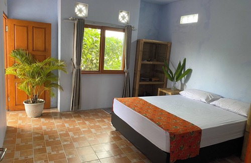 Mataram House | Lombok 3 bedroom tropical house with terrace. Beautiful mountain views.