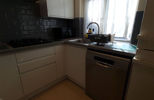 Clayhall Apartment | London Luxury 3 Bed Sleeps up to 12 guests, 1 min to Redbridge Stn Free Parking