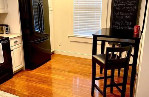 London Apartment | London Maisonette: Black Doorn Great space in a small town close to a big city!