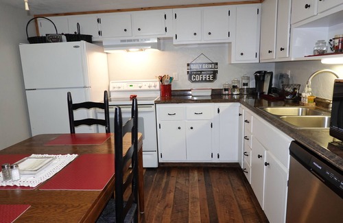 Robbinsville Cabin | London's Mountain House - Cozy Romantic mountain cabin - easy paved road access