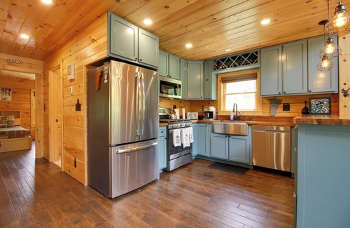 Londonderry Cabin | Londonderry Chalet w/Deck, Fire Pit & Views!