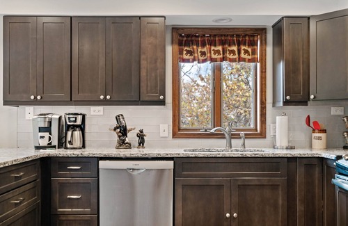 Rileyville House | Lone Bear Cabin: Lv2 EV, WiFi, River Access, Mountain Views, fireplace, hot tub