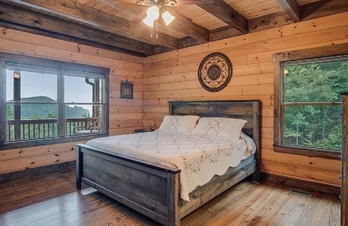 Franklin Cabin | Lone Pine Cabin, Views, Sleeps 10, Starlink, Fire Pit, and Hiking Trails