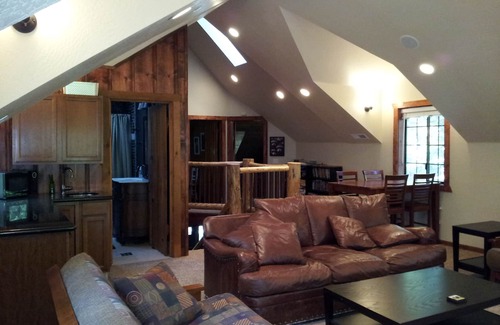 Twain Harte Cabin | Lone Star Lodge: Walk to Town, Gourmet Kitchen, Hot Tub, A/C, Lake Membership