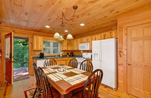 Settlers Ridge Cabin | Long Mtn. Views - Covered Porch - Rockers - Fire Pit - Gated - Clean - 5 Stars!