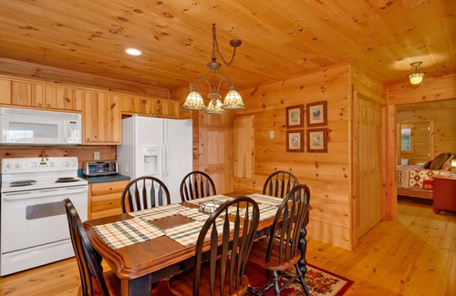 Settlers Ridge Cabin | Long Mtn. Views - Covered Porch - Rockers - Fire Pit - Gated - Clean - 5 Stars!