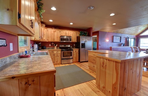 Brasstown Cabin | Long-Range Mountain Views All Rooms! Bedding for 8! Wi-Fi, Ping-Pong & X-Box!