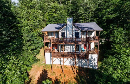 Brasstown Cabin | Long-Range Mountain Views All Rooms! Bedding for 8! Wi-Fi, Ping-Pong & X-Box!