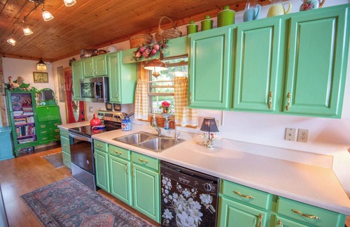 Sparta House | Long Range Mountain Views + Hot Tub!