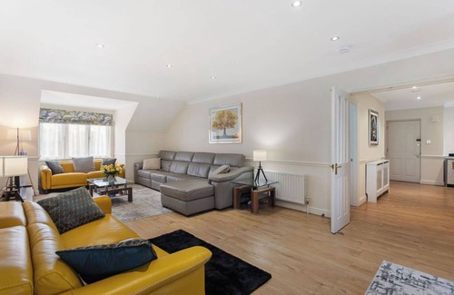 Oakleigh Apartment | Long-Term Equestrian Penthouse