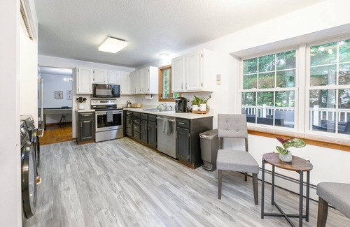 Clinton House | LONG-TERM Relaxing Glass House - Fall Leaves/Beach 5mins/Ski 25mins