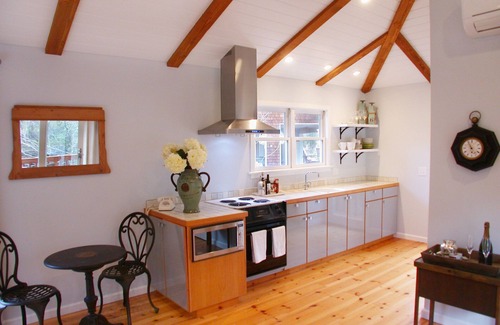 Calistoga House | LONG TERM RENTAL ONLY: Vineyard, Pool & Remodeled Estate. Convenient Location.