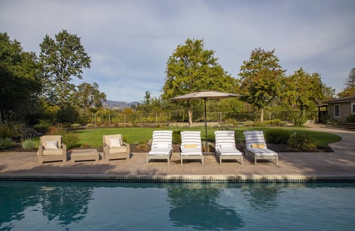 St. Helena House | Long term rental.serenity found off of iconic Zinfandel Lane!
