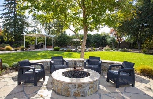 St. Helena House | Long term rental.serenity found off of iconic Zinfandel Lane!