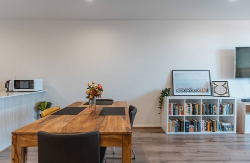 Braddon Apartment | Lonsdale St 1-Bed Unit with Study Area and Parking