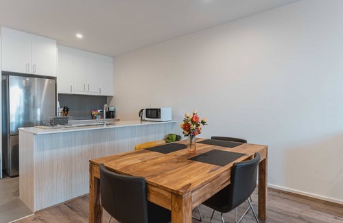Braddon Apartment | Lonsdale St 1-Bed Unit with Study Area and Parking
