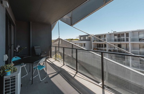 Braddon Apartment | Lonsdale St 1-Bed Unit with Study Area and Parking