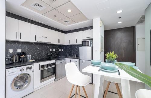 Dubai Marina Apartment | Look at me! I'm close to the beach!