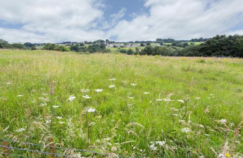 Honley Apartment | LOOK at the Views - Huddersfield Haven Sleeps 6