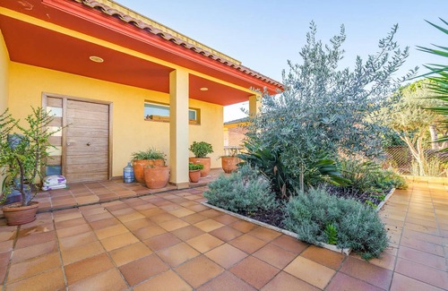 El Mas Mora House | Look forward to a great vacation in this beautiful vacation home with pool.