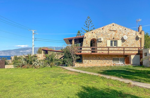 Platistomo Apartment | Look forward to a relaxing vacation in a bright apartment with a large green garden near the sea.