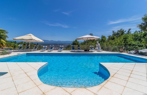 Bregi Apartment | Look forward to a relaxing vacation in this comfortable vacation home with pool access.