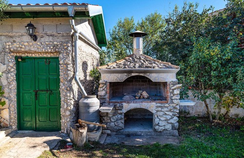 Policnik House | Look forward to a wonderful vacation in this charming cottage in the countryside.