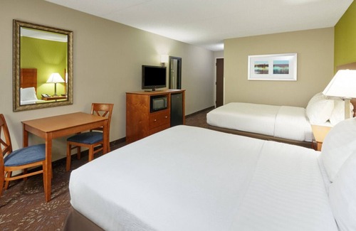 Matteson House | Look No Further! 3 Family-friendly Units, Onsite Restaurant, Free Parking