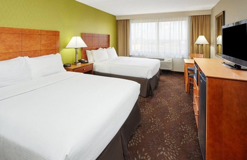 Matteson House | Look No Further! 3 Family-friendly Units, Onsite Restaurant, Free Parking
