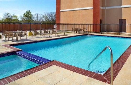 Southeast Houston House | Look No Further! FREE Parking, 4 Comfortable Units, Pool, Near Cascade Park
