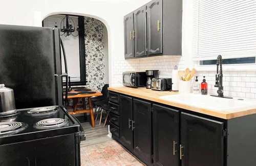 Lorain House | Look no further in Lorain! AC! Pets! 1st Floor