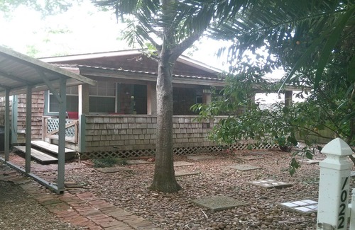 Bacliff Cottage | Look No Further! Very Charming. 2 Miles From Kemah BoardWalk. Pet Friendly!