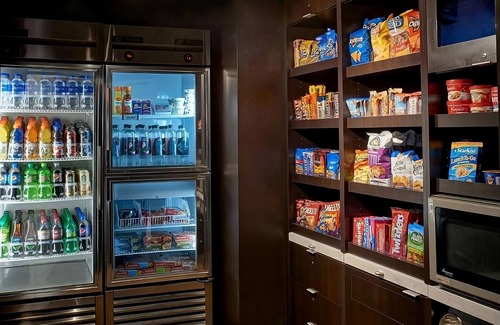 Indianapolis Hotel | Look No More! 2 Relaxing and Modern Units, Indoor Pool, Pets are Allowed!