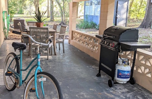 Crescent City House | Looking for a quiet place to stay? Consider The Ollie Vee in Crescent City, FL